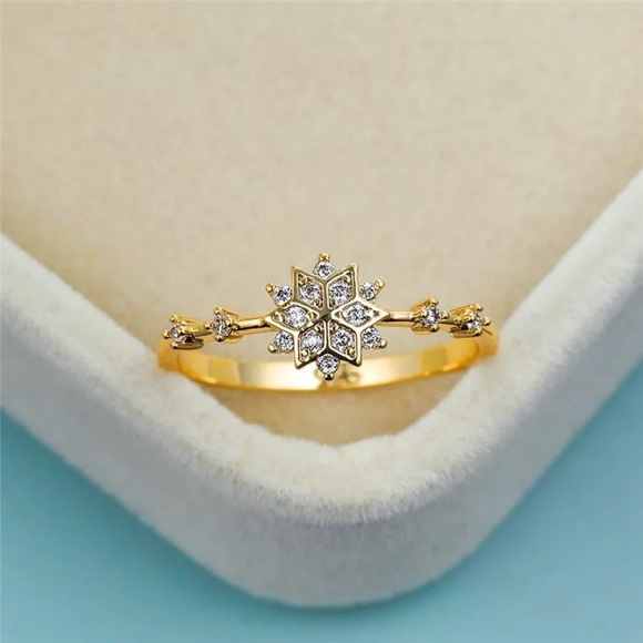 Jewelry - White Crystal Stone Zircon Thin Snowflake Ring
